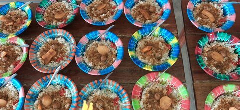 Premiers pas en Guinée, Repas du midi au Centre : riz sauce soupe