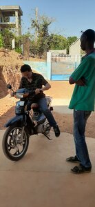 Premiers pas en Guinée, Prise en main du scoot, avec les 4 vitesses au pied gauche et le frein au pied droit !
