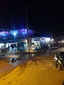 Premiers pas en Guinée, Conakry : une rue du quartier Kipé de nuit