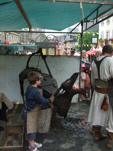 Fête médiévale Josselin 2010<br>@copyleft <a href=https://www.le-fab-lab.com>Le Fab'Blab</a> Licence Art Libre, forge-medievale-02