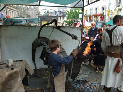 Fête médiévale Josselin 2010<br>@copyleft <a href=https://www.le-fab-lab.com>Le Fab'Blab</a> Licence Art Libre, forge-medievale-03