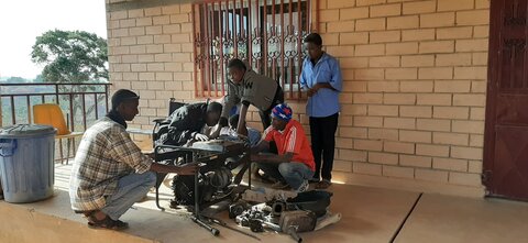 Premiers pas en Guinée, Les élèves de méca réparent le générateur du Centre