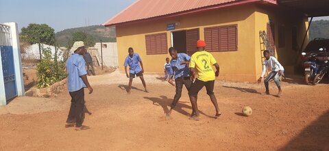Premiers pas en Guinée, Le jeudi c'est sport : certains préfèrent le foot !