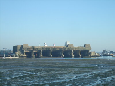 La Base Lorient 2010<br>@copyleft <a href=https://www.le-fab-lab.com>Le Fab'Blab</a> Licence Art Libre, keroman-base-sous-marin-03