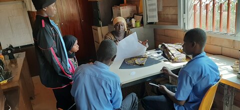 Au Centre et décentrés !, Cours de couture dame avec Mme Diallo