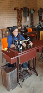 Au Centre et décentrés !, Aïssatou en cours de couture