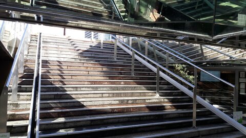 Pistes cyclables, La Defense parking central escalator-2