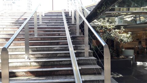 Pistes cyclables, La Defense parking central escalator-3