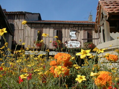 Gers, Bar restaurant de la place principale du village de Bassoues