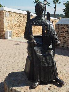 IBIZA DU 310321 AU 050421, Statue d'un évèque à Santa Gertrudis