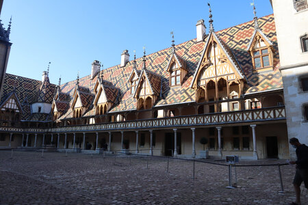 20200813-02 GR7 Ballon d'Alsace - Grancey - Beaune, 2040 Beaune : La cours d'honneur de l'Hôtel-Dieu
