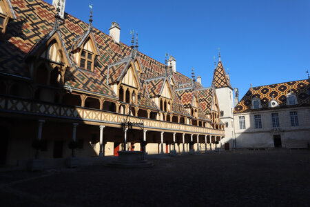 20200813-02 GR7 Ballon d'Alsace - Grancey - Beaune, 2048 L'Hôtel-Dieu de Beaune : la cour d'honneur