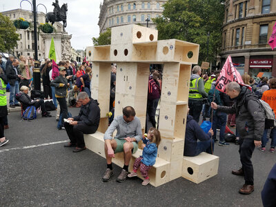 Archi paysage, extinction-rebellion-protest-architecture-u-build-modular-boxes-_dezeen_1704_col_0