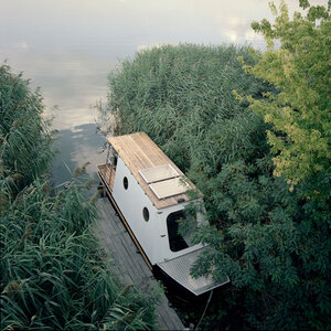 Archi paysage, tamas-bene-small-houseboat-on-lake-tisza-architecturew_dezeen_2364_col_5