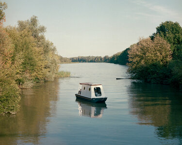 Archi paysage, tamas-bene-small-houseboat-on-lake-tisza-architecturew_dezeen_2364_col_13