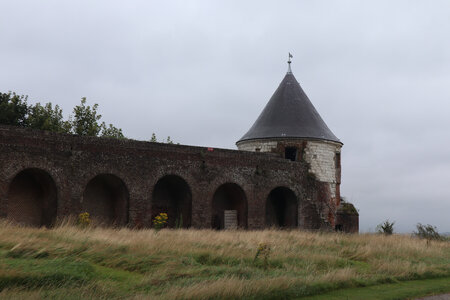 20210821 Montreuil sur Mer, 2363 La citadelle de Montreuil, le chemin de ronde et la tour Blanche