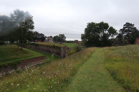 20210821 Montreuil sur Mer, 2364 La citadelle de Montreuil, les fossés