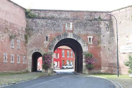 20210821 Montreuil sur Mer, 2412 Montreuil-sur-Mer, la porte de Boulogne (rempart sud)