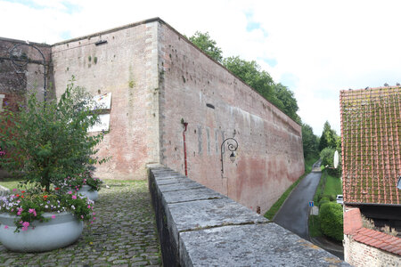 20210821 Montreuil sur Mer, 2413 Montreuil-sur-Mer, la porte de Boulogne (rempart sud)