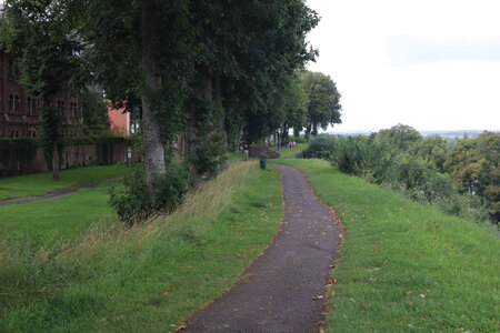 20210821 Montreuil sur Mer, 2431 Montreuil-sur-Mer, le rempart est