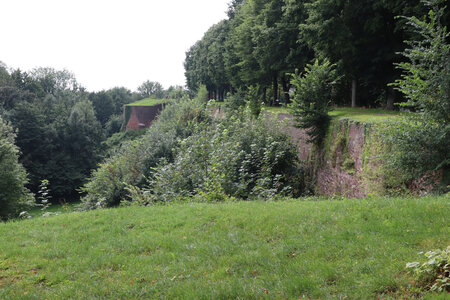 20210821 Montreuil sur Mer, 2432 Montreuil-sur-Mer, le rempart est