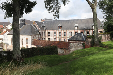 20210821 Montreuil sur Mer, 2434 Montreuil-sur-Mer, l'orphelinat vu depuis le rempart est
