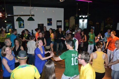 Soirée Salsa au British N°1, 536602_449353618435346_1621068959_n