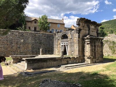 Arko, W 48 - Lanuejols - Mausolee gallo romain - 14