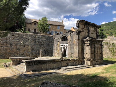 Arko, W 48 - Lanuejols - Mausolee gallo romain - 15