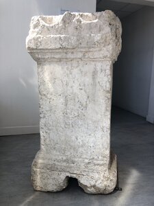 Arko, 69 - Feyzin - St&egrave;le fun&eacute;raire 1