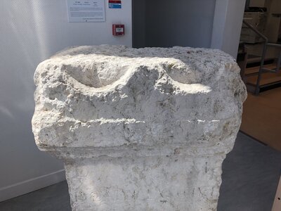 Arko, 69 - Feyzin - St&egrave;le fun&eacute;raire 2