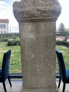 Arko, 69 - Saint-Priest - St&egrave;le fun&eacute;raire 2