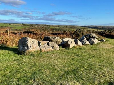 Arko, 50 - La Hague - All&eacute;e couverte des Pierres Pouquel&eacute;es