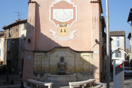 France, Roquebrune sur Argens - Fontaine et son cadran solaire
