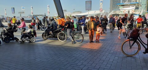 weekend amsterdam, l'arrivée d'un bateau navette