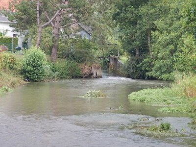 rivière 1 , 800px-Vue_de_la_rivie re_Cre quoise_a _Loison-sur-Cre quoise_aout_2017_06