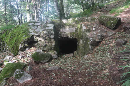 20220623a Le Sentier des Roches, IMG_3558_Blokhaus sur le plateau des Trois Fours