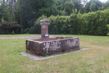 20220623b Les 3 Abbayes, IMG_3562_Fontaine en face de l’église abbatiale d’Etival