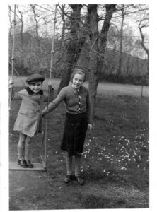 Album photo Famille Carlier 1915 et plus, 17_Hélène et Jean _Paques-Varangeville