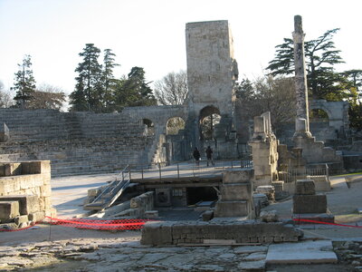 AIGUES MORTES - ARLES - FONTVIEILLE - ESTABLON - MONTMAJOUR , 44  ARLES