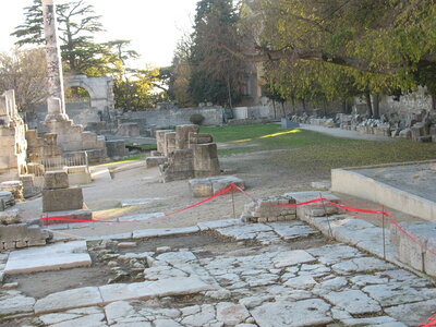 AIGUES MORTES - ARLES - FONTVIEILLE - ESTABLON - MONTMAJOUR , 45  ARLES