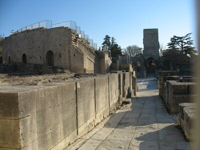 AIGUES MORTES - ARLES - FONTVIEILLE - ESTABLON - MONTMAJOUR , 47  ARLES