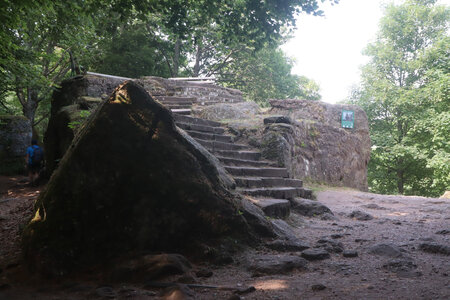 20230615 Ottrott - Mont Sainte-Odile, IMG_4960_Vestiges de la chapelle des Roches (sentier du Mur Païen est)