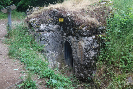 20230623Tranchées Sud du Hartmannswillerkopf _ Wattwiller, IMG_5026_L’abri « Bremer Ratskeller » (la cave à vin de Brême) 