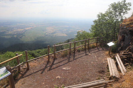 20230623Tranchées Sud du Hartmannswillerkopf _ Wattwiller, IMG_5033_La terrasse panoramique en contrebas de la croix de l’Aussichtfelsen