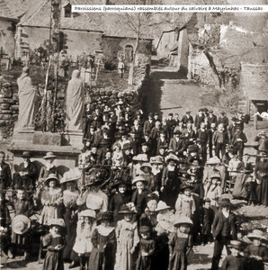 Photos Anciennes, idm12656_fic8253_paroissiens-parroquians-rassembles-autour-du-calvaire-a-mayrinhac__taussac
