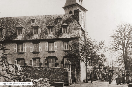 Photos Anciennes, idm12657_fic8254_l-aveyron-pittoresque-84-eglise-et-place-de-taussac-pres-le-mur-de-barrez__taussac