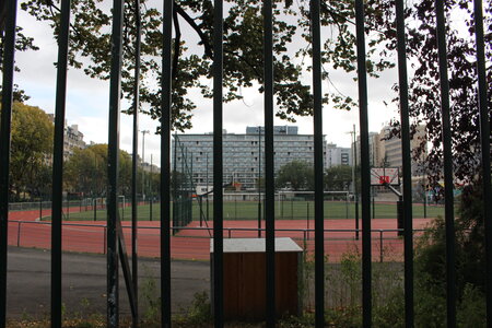 Photographies du poème Hôtel Hilton de Raymond Queneau, 002 - Hôtel Hilton_un terrain de sport