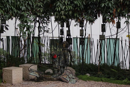Photographies du poème Hôtel Hilton de Raymond Queneau, 009 - Hôtel Hilton_Le jardin mémorial des enfants du Vel d’Hiv_sculpture intérieure