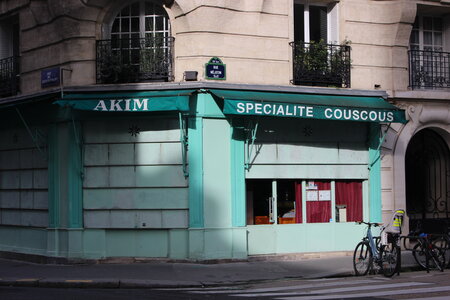 Photographies du poème Hôtel Hilton de Raymond Queneau, Rue Nélaton_Akim_Spécialités couscous
